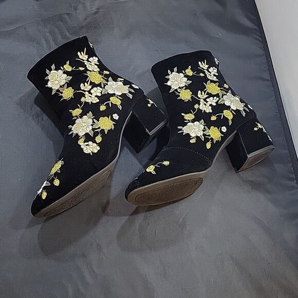 FOREVER 21 BLACK VELVET YELLOW FLORAL EMBROIDERED BOOTIES G1 - Picture 15 of 16
